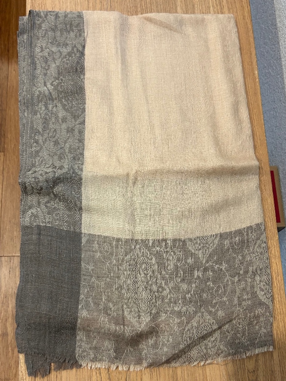 Sophisticated 'Pashmina' scarf from India